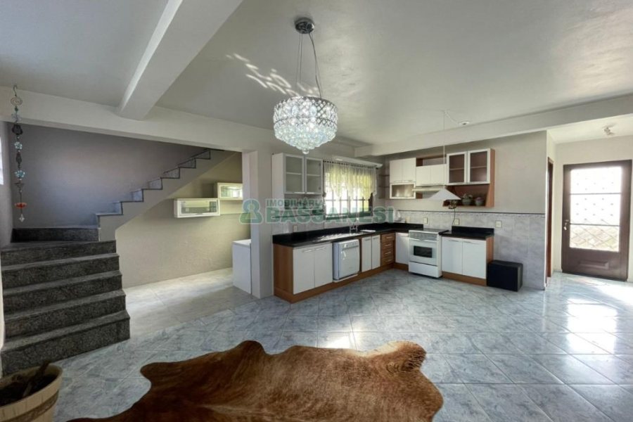 Casa com 200m², 2 dormitórios, 1 vaga, no bairro Santa Corona em Caxias do Sul para Comprar