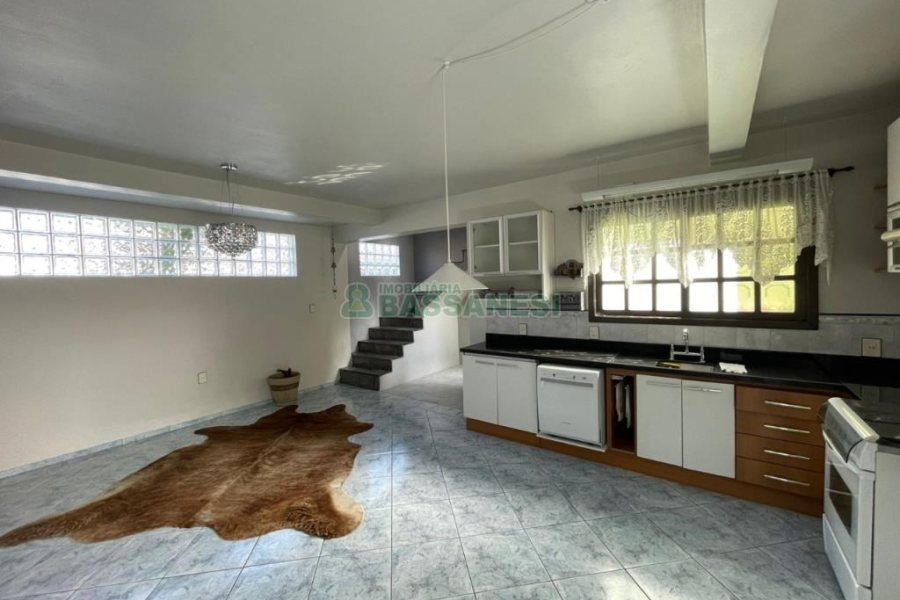 Casa com 200m², 2 dormitórios, 1 vaga, no bairro Santa Corona em Caxias do Sul para Comprar