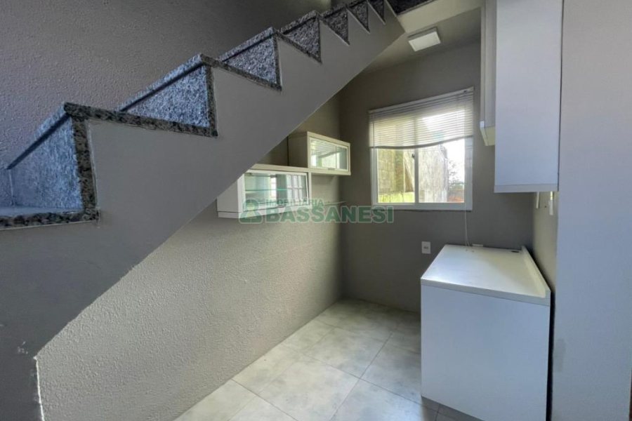 Casa com 200m², 2 dormitórios, 1 vaga, no bairro Santa Corona em Caxias do Sul para Comprar