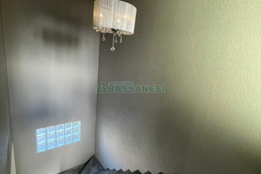 Casa com 200m², 2 dormitórios, 1 vaga, no bairro Santa Corona em Caxias do Sul para Comprar