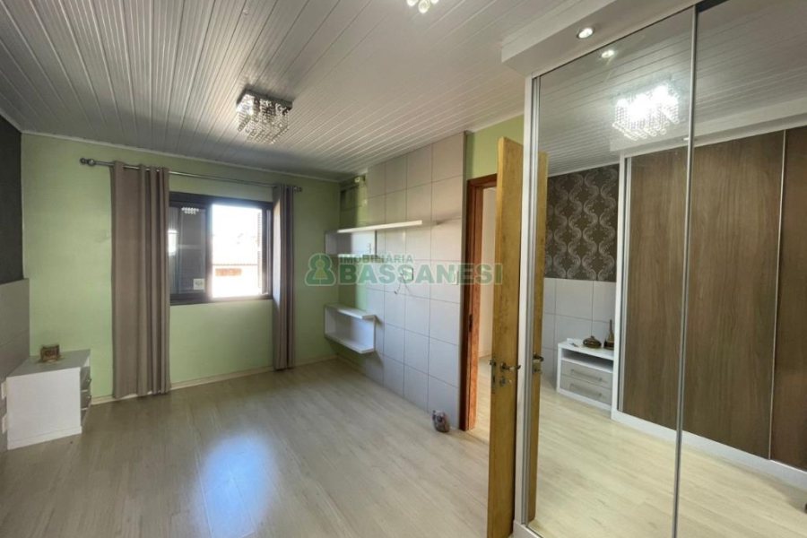 Casa com 200m², 2 dormitórios, 1 vaga, no bairro Santa Corona em Caxias do Sul para Comprar