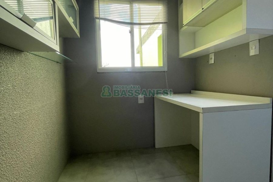 Casa com 200m², 2 dormitórios, 1 vaga, no bairro Santa Corona em Caxias do Sul para Comprar