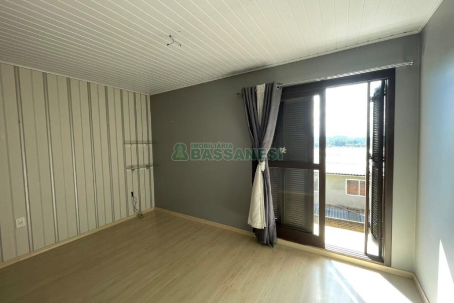 Casa com 200m², 2 dormitórios, 1 vaga, no bairro Santa Corona em Caxias do Sul para Comprar