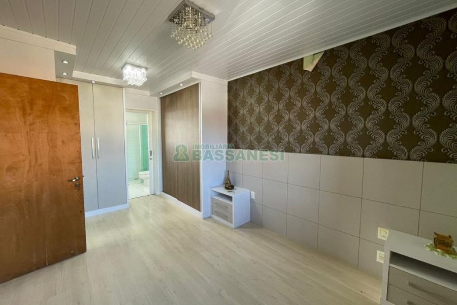 Casa com 200m², 2 dormitórios, 1 vaga, no bairro Santa Corona em Caxias do Sul para Comprar