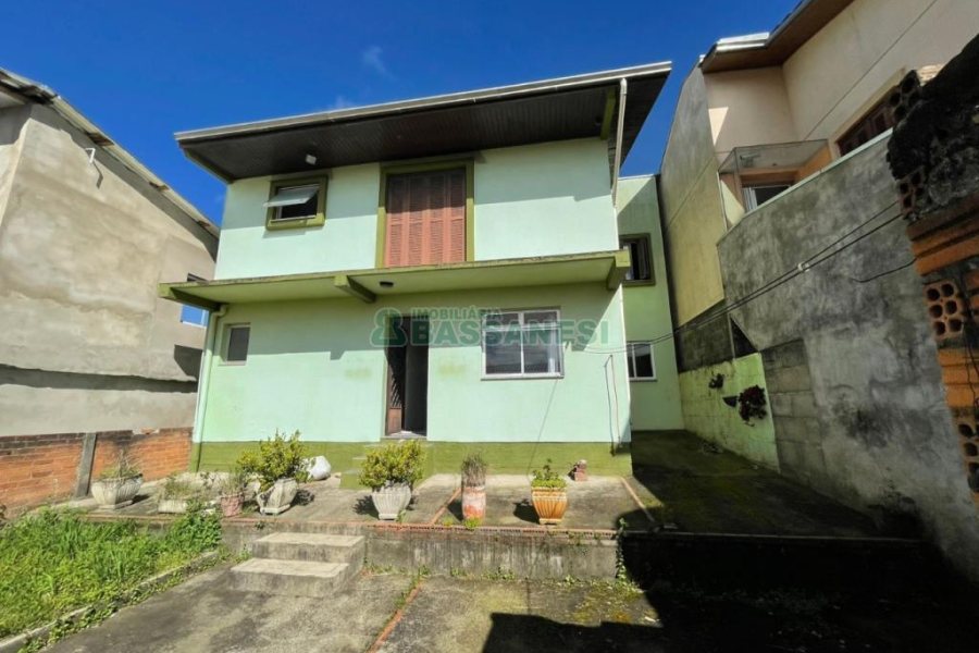 Casa com 200m², 2 dormitórios, 1 vaga, no bairro Santa Corona em Caxias do Sul para Comprar