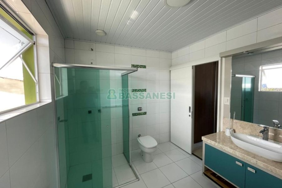 Casa com 200m², 2 dormitórios, 1 vaga, no bairro Santa Corona em Caxias do Sul para Comprar