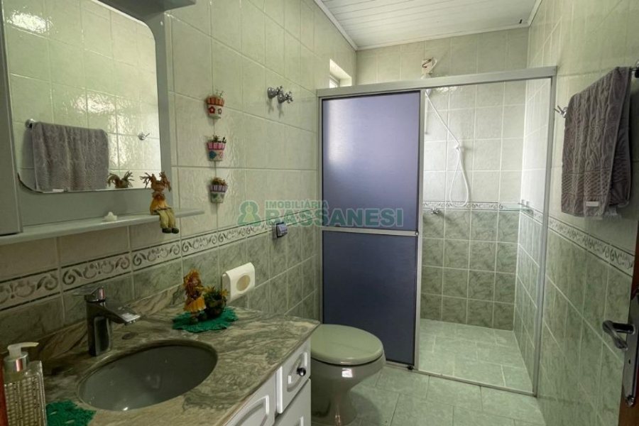 Casa com 200m², 2 dormitórios, 1 vaga, no bairro Santa Corona em Caxias do Sul para Comprar