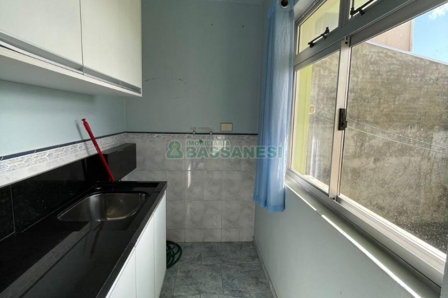 Casa com 200m², 2 dormitórios, 1 vaga, no bairro Santa Corona em Caxias do Sul para Comprar