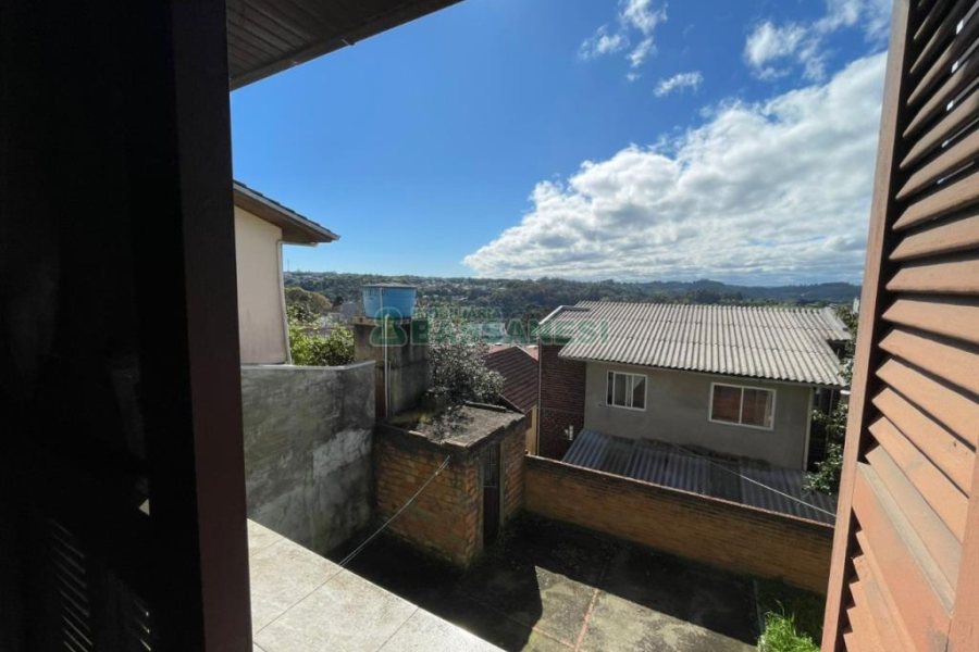 Casa com 200m², 2 dormitórios, 1 vaga, no bairro Santa Corona em Caxias do Sul para Comprar