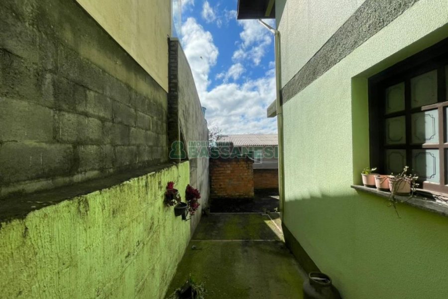 Casa com 200m², 2 dormitórios, 1 vaga, no bairro Santa Corona em Caxias do Sul para Comprar