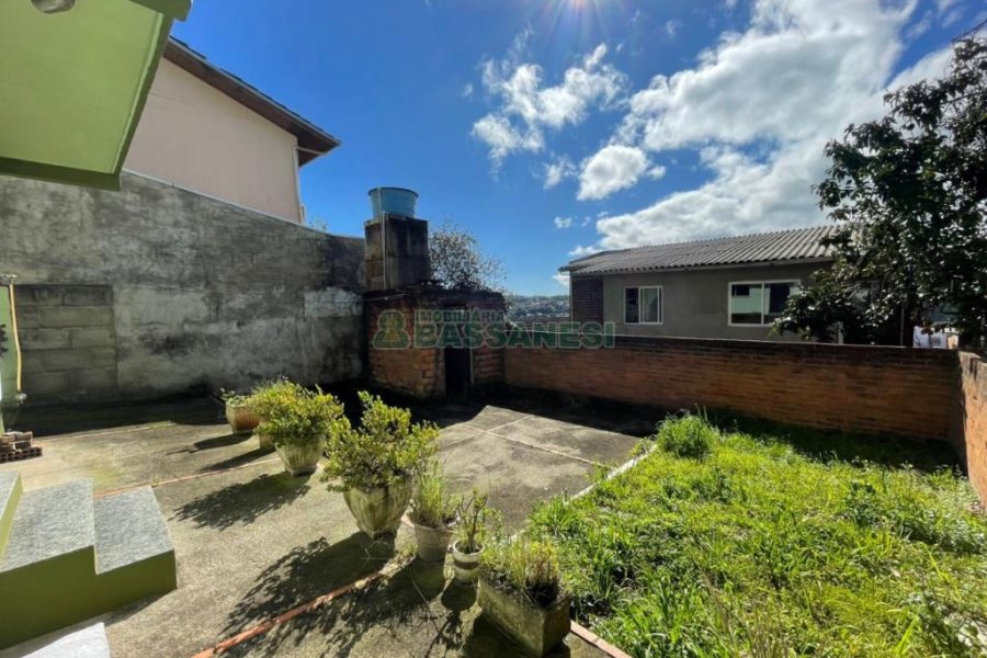 Casa com 200m², 2 dormitórios, 1 vaga, no bairro Santa Corona em Caxias do Sul para Comprar