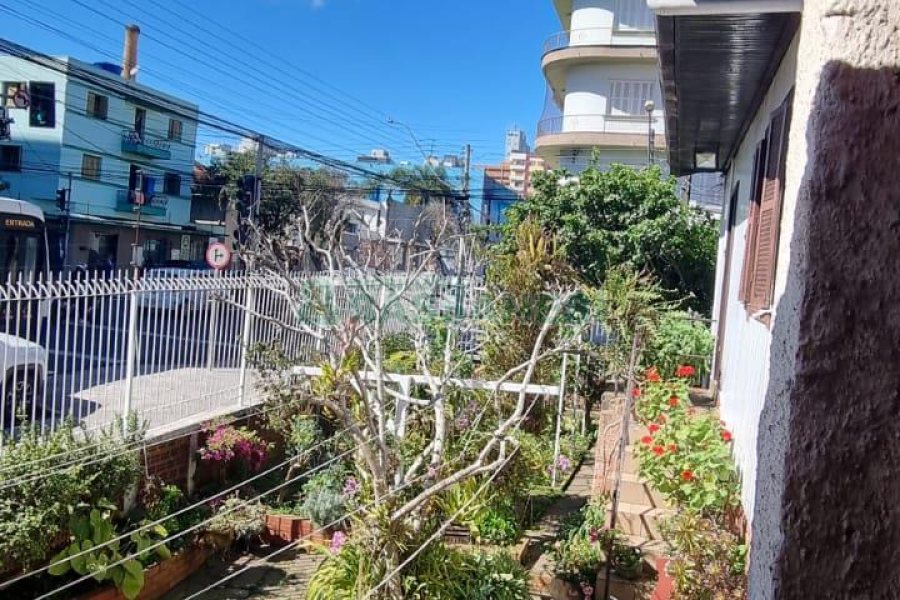 Casa com 100m², 3 dormitórios, 1 vaga, no bairro Centro em Caxias do Sul para Comprar