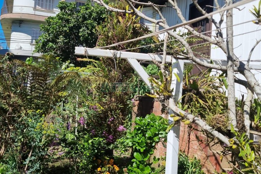 Casa com 100m², 3 dormitórios, 1 vaga, no bairro Centro em Caxias do Sul para Comprar