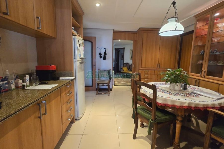 Apartamento com 313m², 3 dormitórios, 4 vagas, no bairro Exposição em Caxias do Sul para Comprar