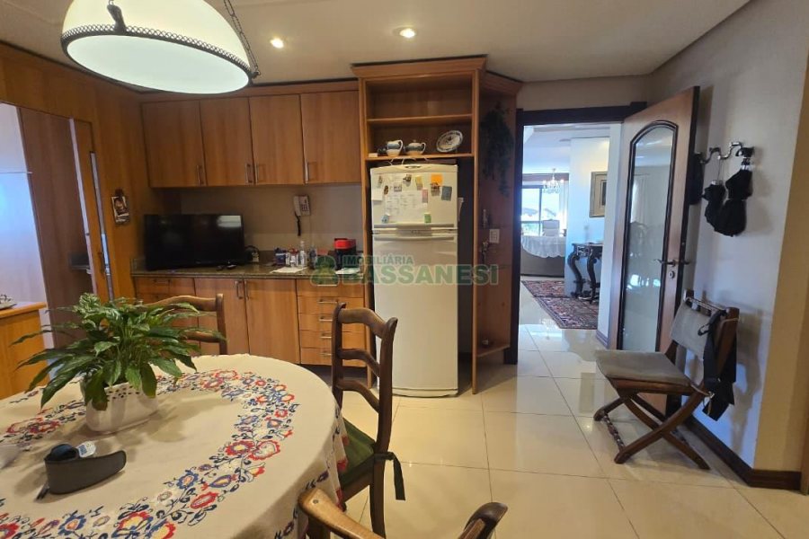Apartamento com 313m², 3 dormitórios, 4 vagas, no bairro Exposição em Caxias do Sul para Comprar