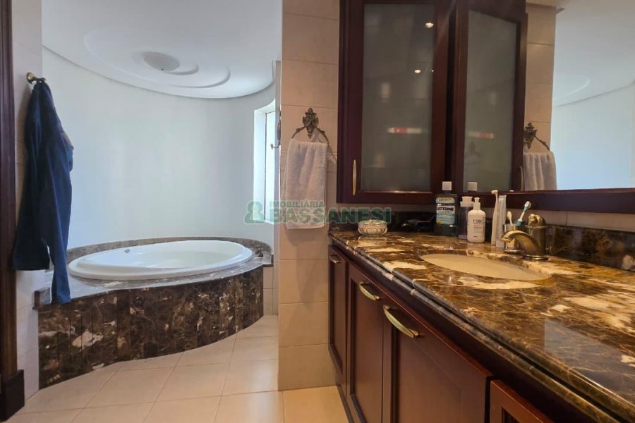 Apartamento com 313m², 3 dormitórios, 4 vagas, no bairro Exposição em Caxias do Sul para Comprar