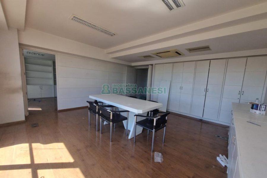 Sala com 200m², 1 vaga, no bairro Centro em Caxias do Sul para Alugar