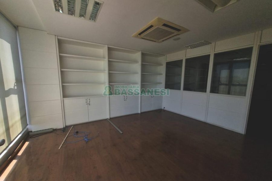 Sala com 200m², 1 vaga, no bairro Centro em Caxias do Sul para Alugar