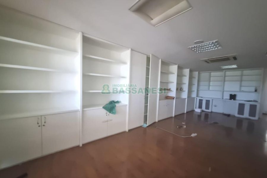 Sala com 200m², 1 vaga, no bairro Centro em Caxias do Sul para Alugar
