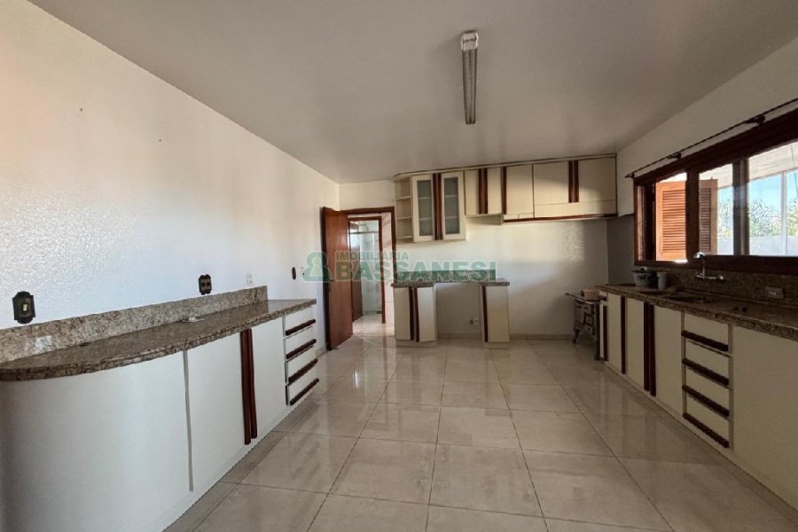Apartamento com 240m², 3 dormitórios, 2 vagas, no bairro São José em Caxias do Sul para Alugar