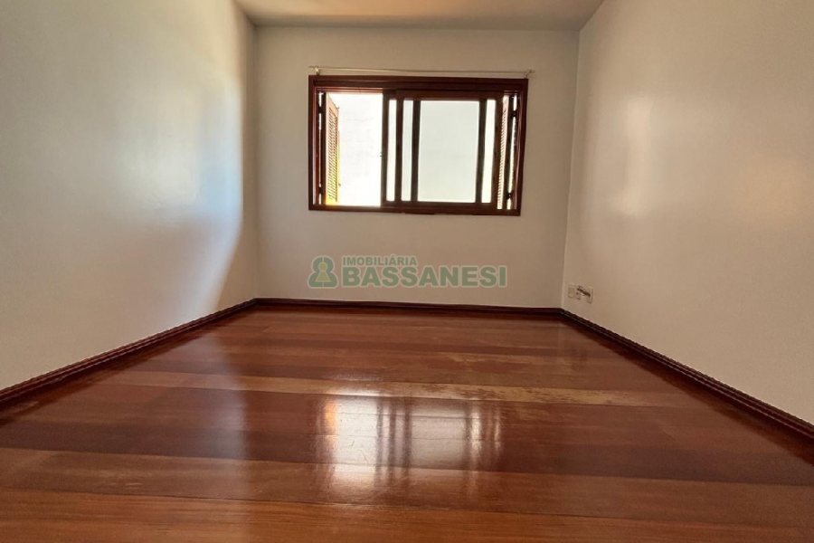 Apartamento com 240m², 3 dormitórios, 2 vagas, no bairro São José em Caxias do Sul para Alugar