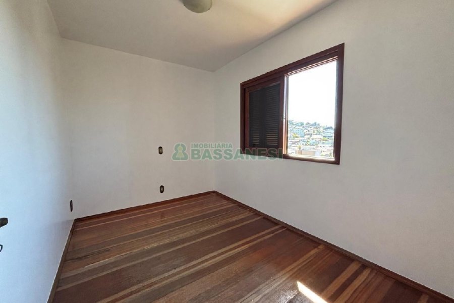Apartamento com 240m², 3 dormitórios, 2 vagas, no bairro São José em Caxias do Sul para Alugar