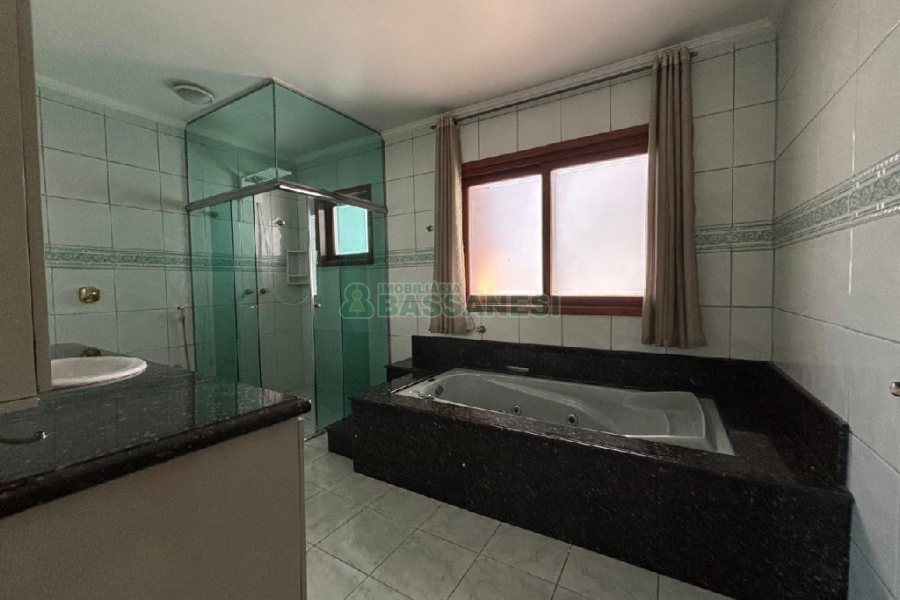 Apartamento com 240m², 3 dormitórios, 2 vagas, no bairro São José em Caxias do Sul para Alugar