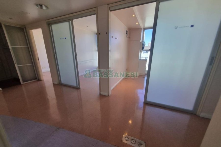 Sala com 200m², 1 vaga, no bairro Centro em Caxias do Sul para Alugar