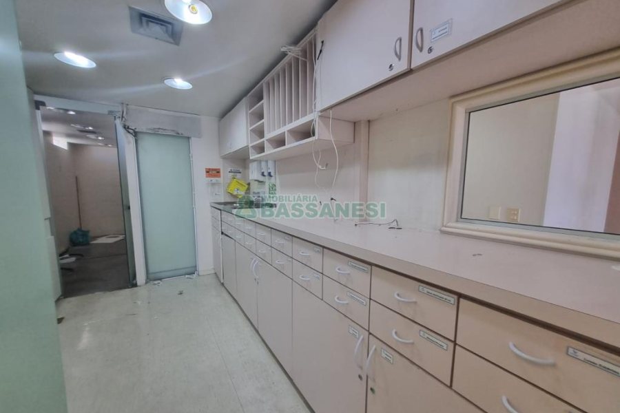 Sala com 200m², 1 vaga, no bairro Centro em Caxias do Sul para Alugar