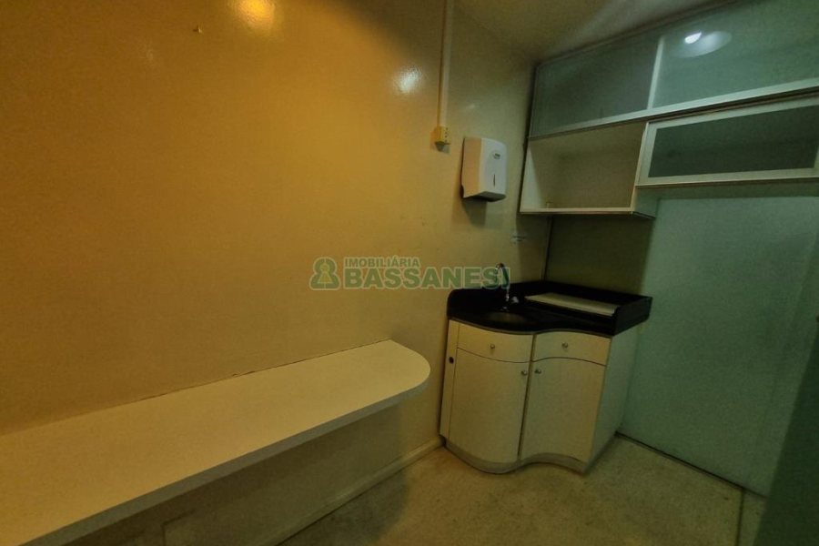 Sala com 200m², 1 vaga, no bairro Centro em Caxias do Sul para Alugar