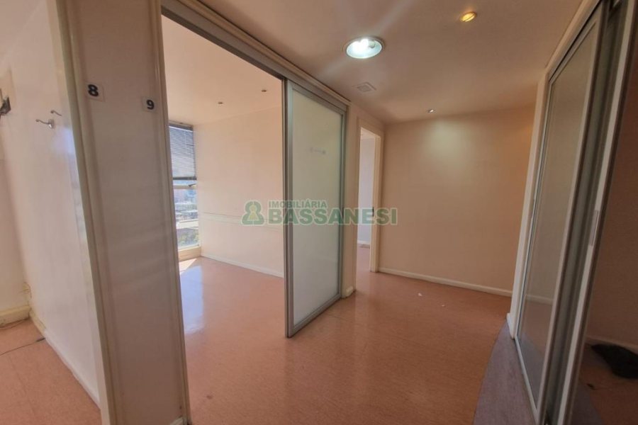 Sala com 200m², 1 vaga, no bairro Centro em Caxias do Sul para Alugar