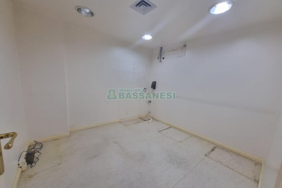 Sala com 200m², 1 vaga, no bairro Centro em Caxias do Sul para Alugar