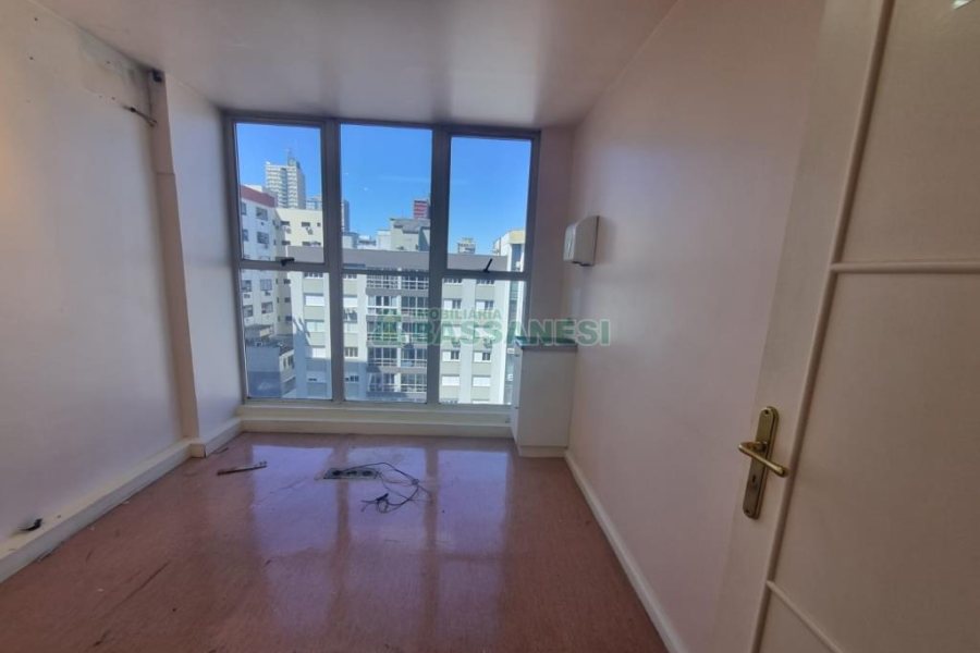 Sala com 200m², 1 vaga, no bairro Centro em Caxias do Sul para Alugar