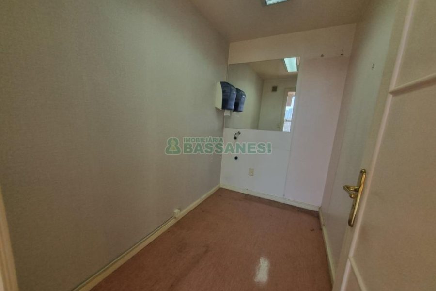 Sala com 200m², 1 vaga, no bairro Centro em Caxias do Sul para Alugar