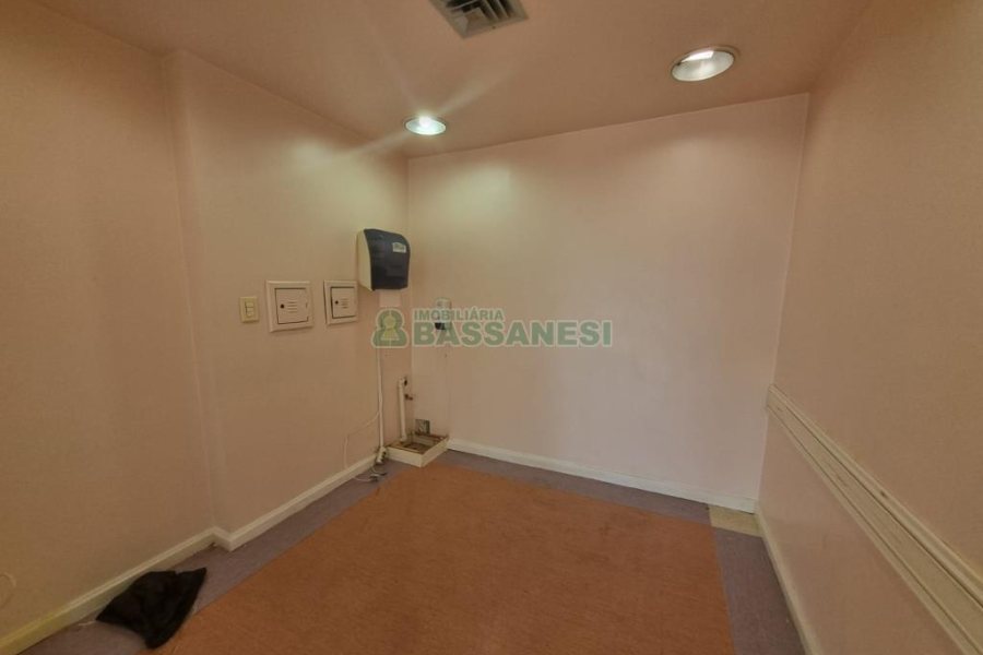 Sala com 200m², 1 vaga, no bairro Centro em Caxias do Sul para Alugar