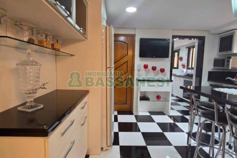 Apartamento com 198m², 3 dormitórios, 2 vagas, no bairro Centro em Caxias do Sul para Comprar