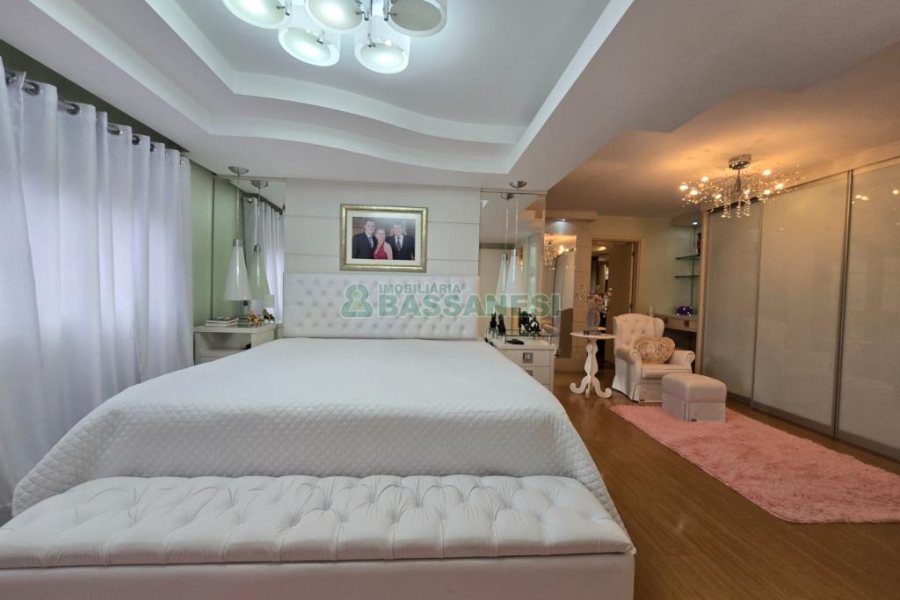 Apartamento com 198m², 3 dormitórios, 2 vagas, no bairro Centro em Caxias do Sul para Comprar