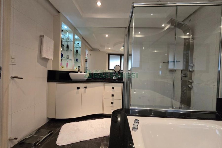 Apartamento com 198m², 3 dormitórios, 2 vagas, no bairro Centro em Caxias do Sul para Comprar