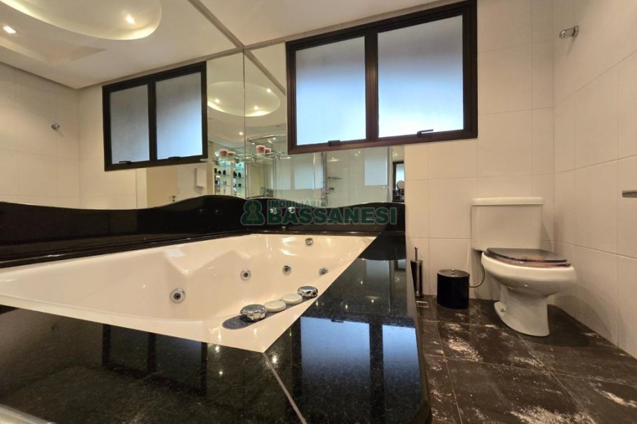 Apartamento com 198m², 3 dormitórios, 2 vagas, no bairro Centro em Caxias do Sul para Comprar