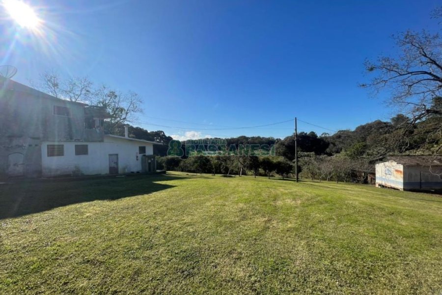 Chácara com 1200m², no bairro 3 Legua em Caxias do Sul para Comprar