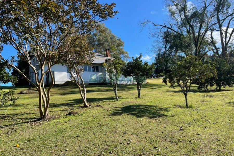 Chácara com 1200m², no bairro 3 Legua em Caxias do Sul para Comprar