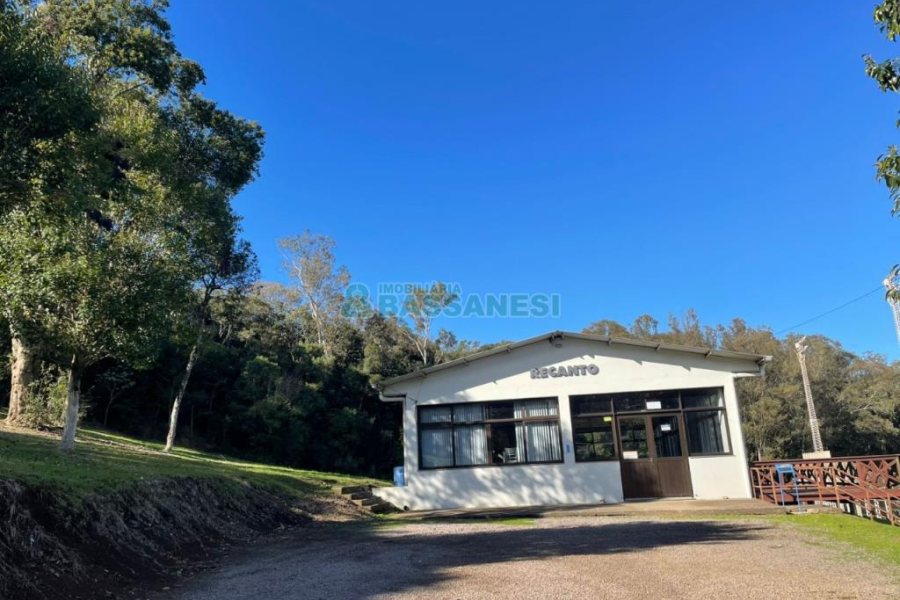 Chácara com 1200m², no bairro 3 Legua em Caxias do Sul para Comprar