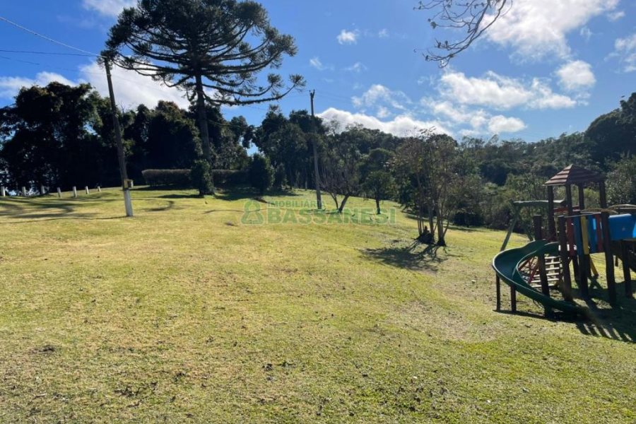 Chácara com 1200m², no bairro 3 Legua em Caxias do Sul para Comprar