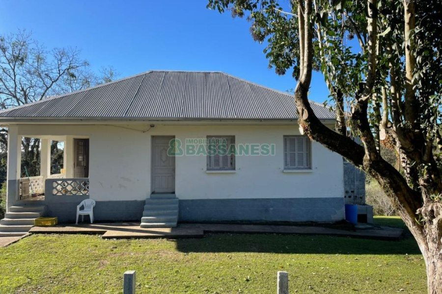 Chácara com 1200m², no bairro 3 Legua em Caxias do Sul para Comprar