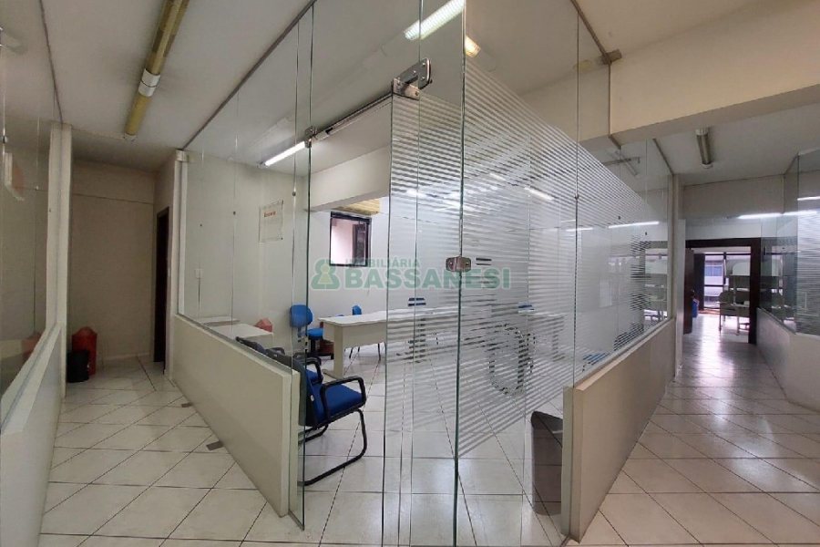 Sala Mobiliada com 250m², 2 vagas, no bairro Pio X em Caxias do Sul para Alugar