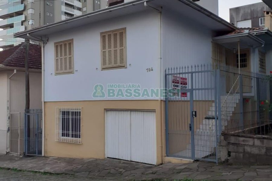 Casa com 340m², 3 dormitórios, 1 vaga, no bairro Centro em Caxias do Sul para Comprar