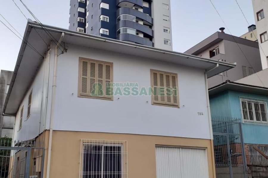 Casa com 340m², 3 dormitórios, 1 vaga, no bairro Centro em Caxias do Sul para Comprar