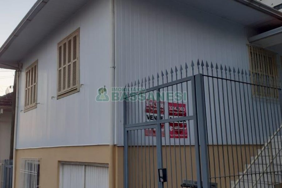 Casa com 340m², 3 dormitórios, 1 vaga, no bairro Centro em Caxias do Sul para Comprar