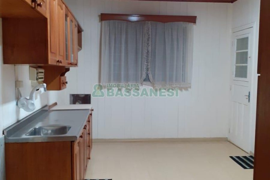 Casa com 340m², 3 dormitórios, 1 vaga, no bairro Centro em Caxias do Sul para Comprar