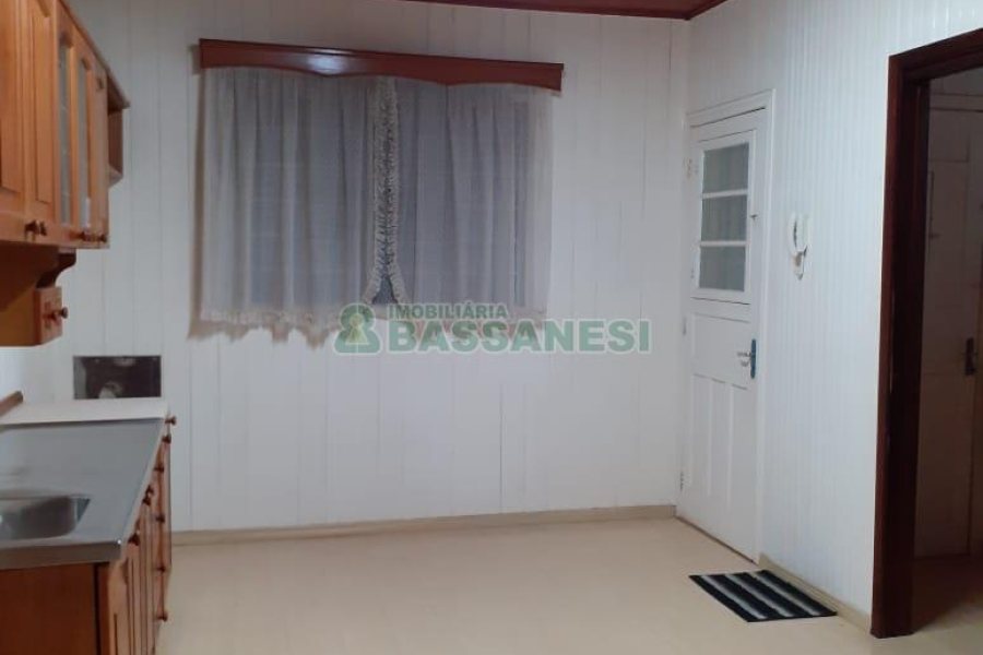 Casa com 340m², 3 dormitórios, 1 vaga, no bairro Centro em Caxias do Sul para Comprar